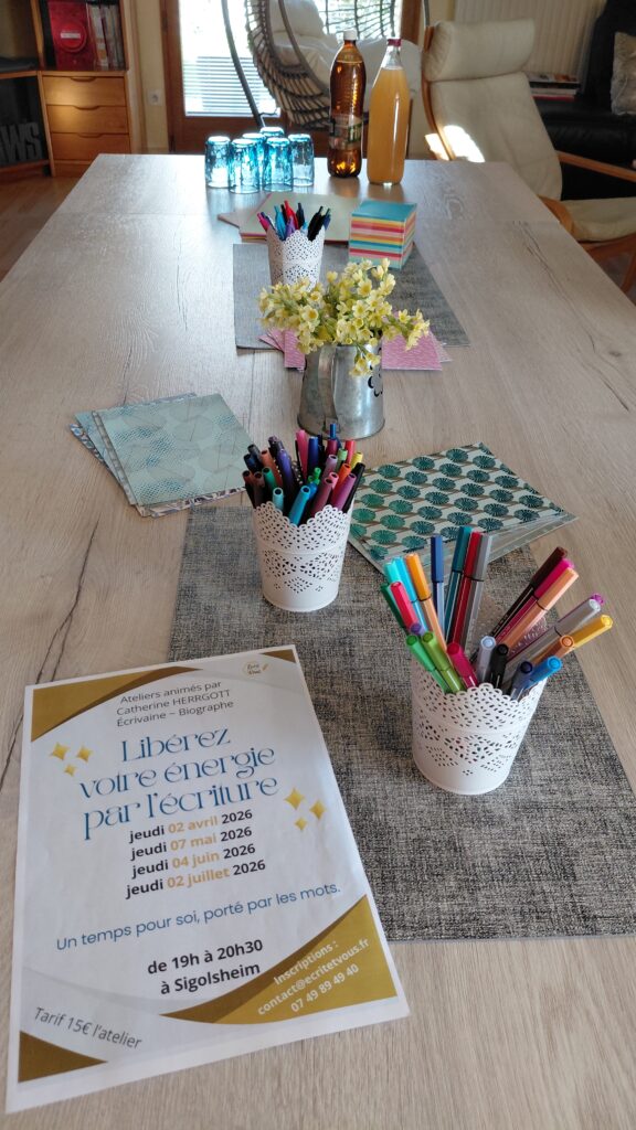 Table avec outils et supports d'écriture